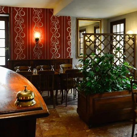 Logis Restaurant De La Poste Le Mele-sur-Sarthe