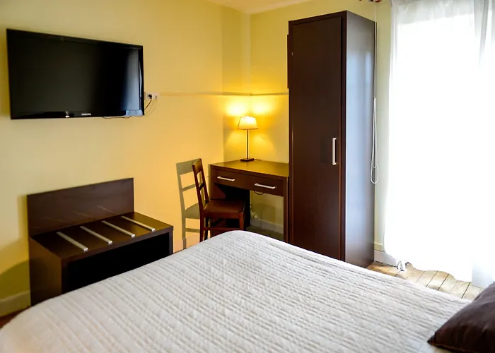 Logis Restaurant De La Poste 호텔 Le Mêle-sur-Sarthe