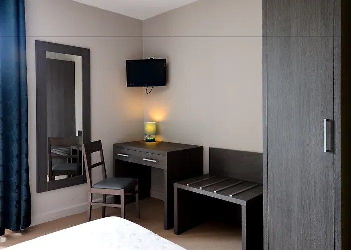 호텔 Logis Restaurant De La Poste Le Mêle-sur-Sarthe