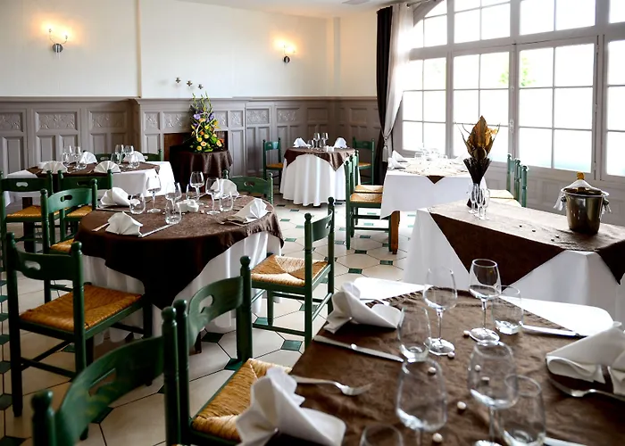 호텔 Logis Restaurant De La Poste Le Mêle-sur-Sarthe