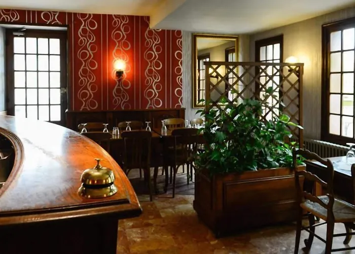 Logis Restaurant De La Poste 호텔 3*
